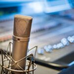Akustikoptimierung im Podcast-Studio: Holzpaneele von woodupp.de als Design- und Schalllösung